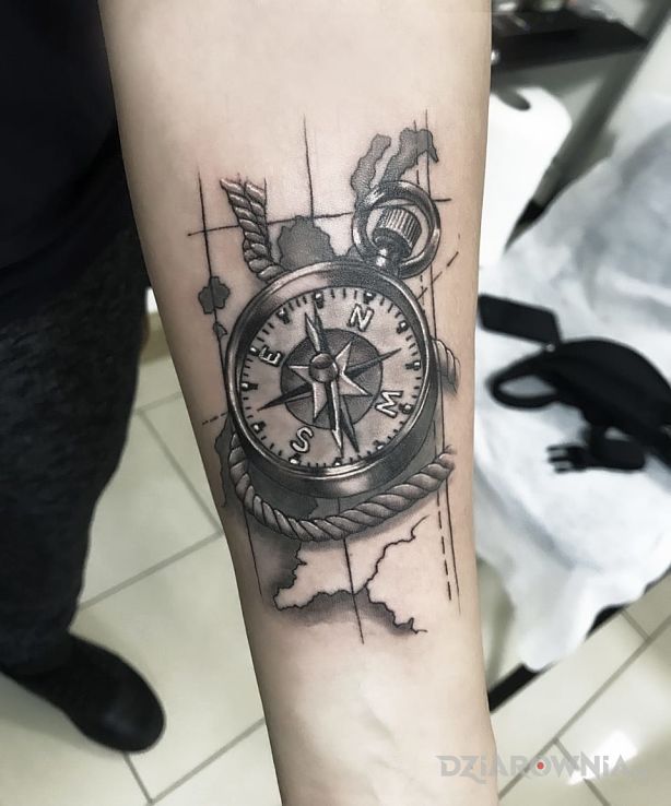 Tatuaż kompas mapa - przedmioty