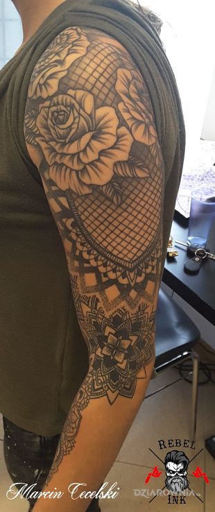 Tatuaż róże mandala - kwiaty