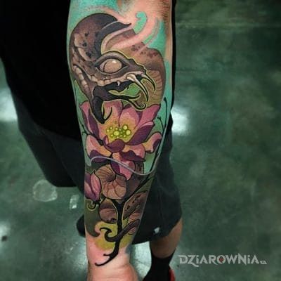 Tatuaż waz - kwiaty