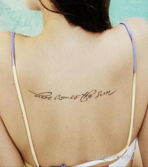 Tatuaż here comes the sun - napisy
