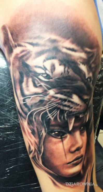 Tatuaż tygrys i kobieta - realistyczne