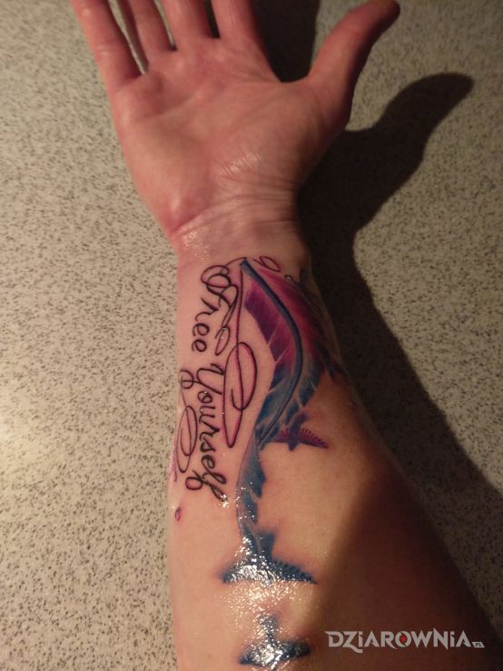 Tatuaż free yourself - napisy