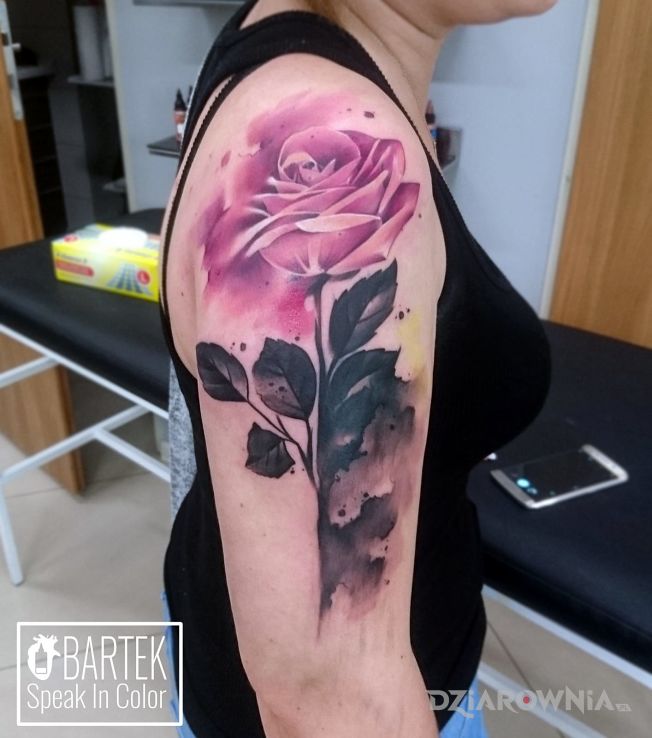 Tatuaż rozmyta róża - kwiaty