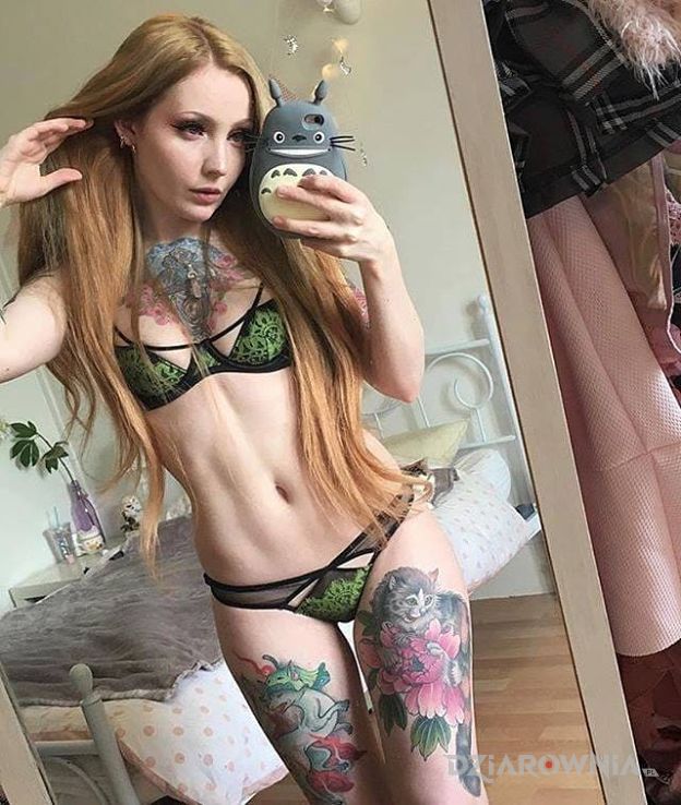 Tatuaż blond i roz - seksowne