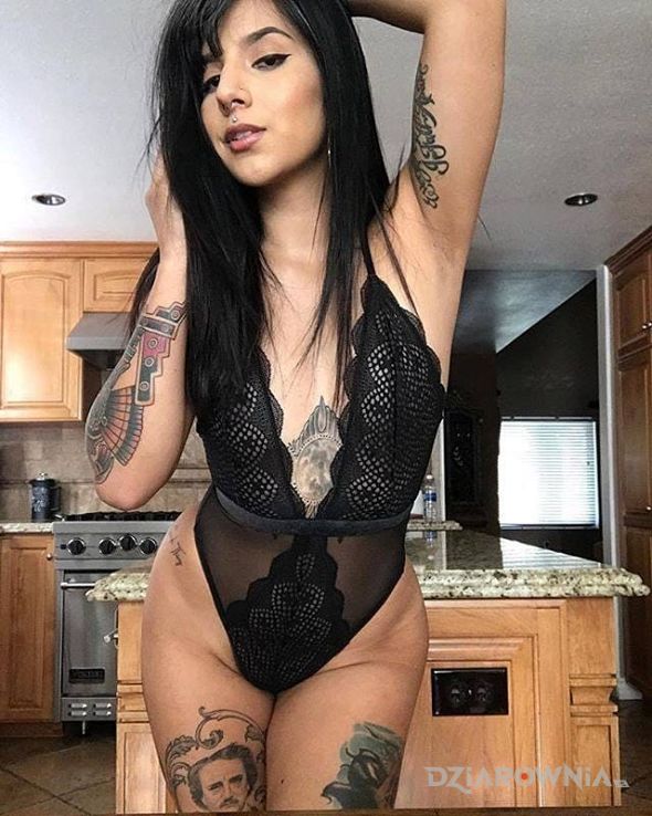 Tatuaż czarna w czarnym - twarze