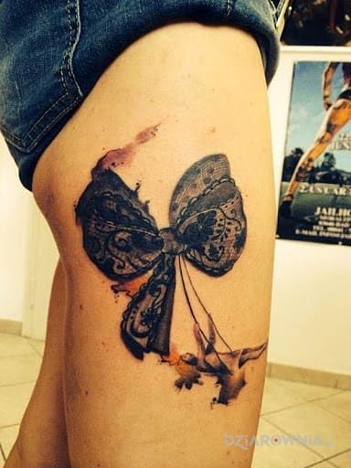 Tatuaż kokarda w koronkę - postacie