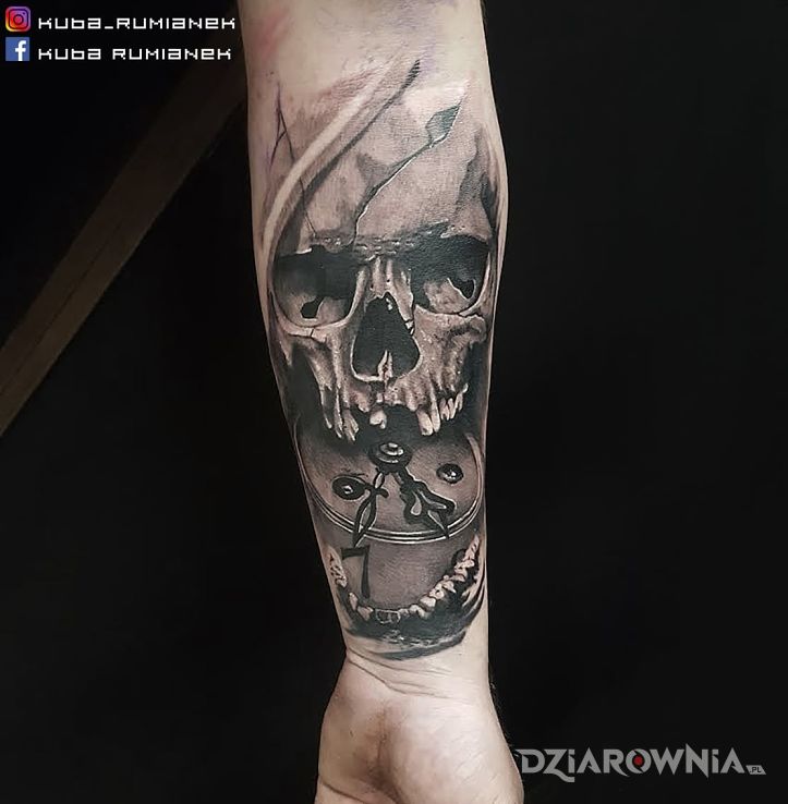 Tatuaż upływający czas - realistyczne