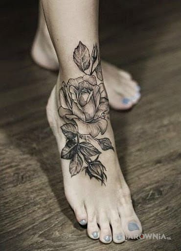 Tatuaż róża bez koloru - kwiaty