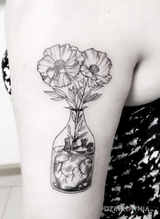 Tatuaż kwiaty w sercu - kwiaty