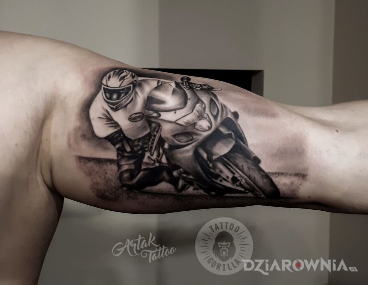 Tatuaż motocyklista - realistyczne