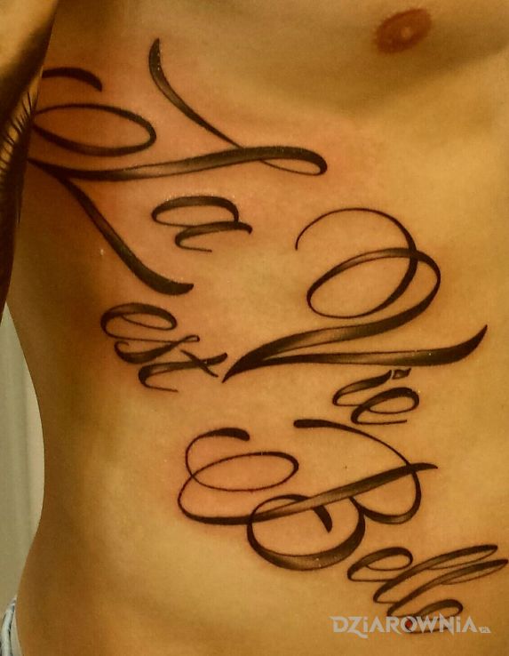 Tatuaż la vie est belle - napisy
