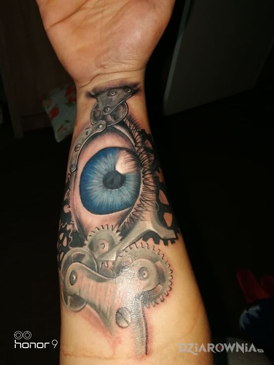 Tatuaż biomechaniczne oko - biomechanika
