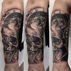 Czaszka zegar i nieśmiertelniki