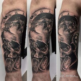 Czaszka zegar i nieśmiertelniki