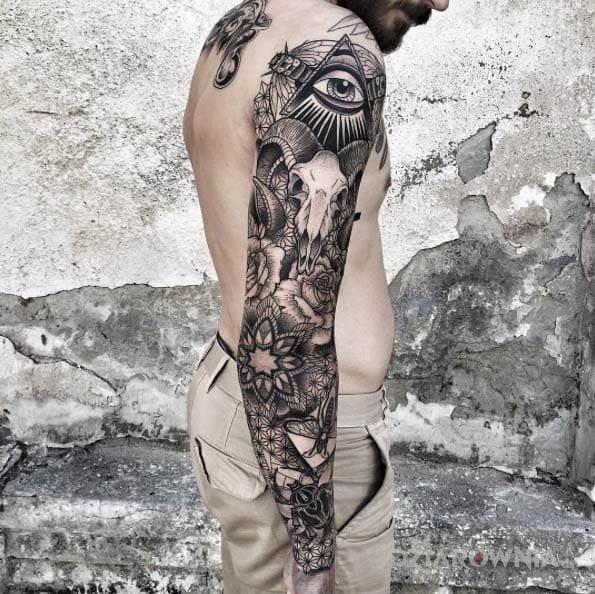 Tatuaż różnorodny rękaw - kwiaty