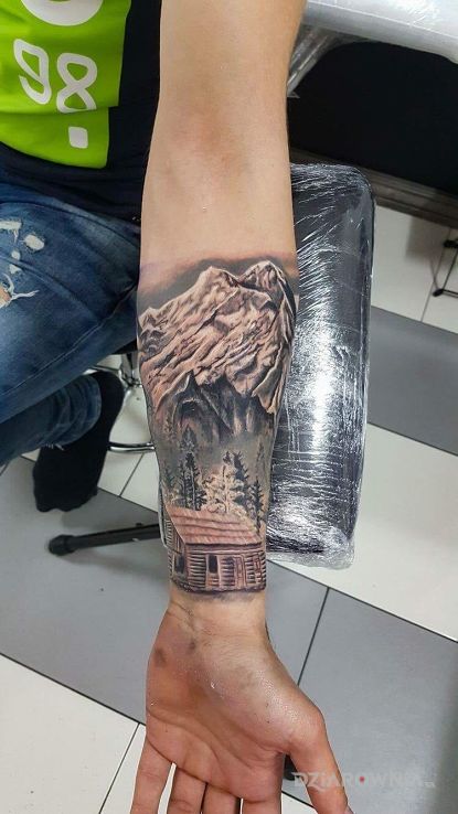 Tatuaż mała oaza w górach - realistyczne