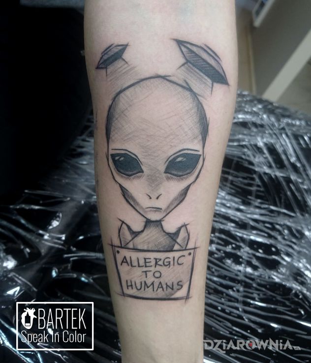Tatuaż allergic to humans - napisy