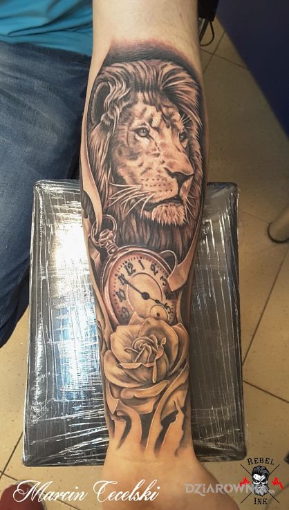 Tatuaż lew zegar róża - realistyczne