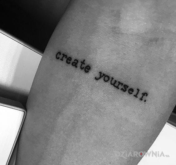 Tatuaż create yourself - napisy