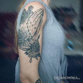 Dłonie z różańcem