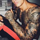 Cały w tatuażach