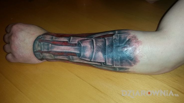 Tatuaż jak widać na foto kto bystry ten zobaczy - biomechanika