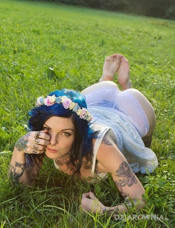 Tatuaż na trawie - seksowne