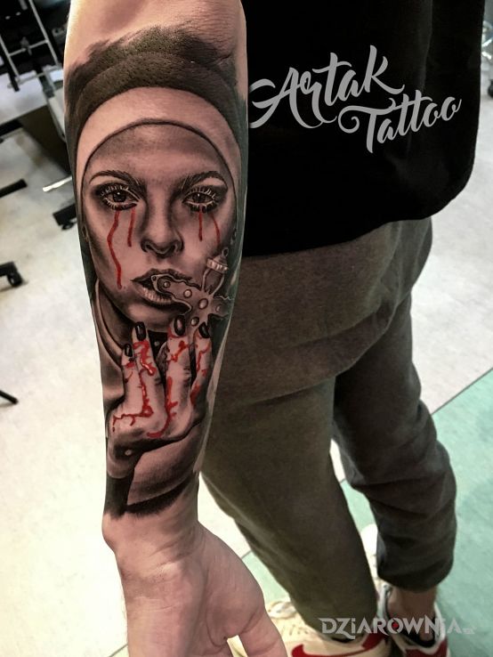 Tatuaż zakonnica - demony