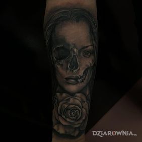 Kobieta czaszka róża