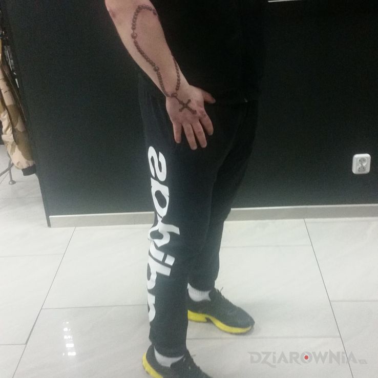 Tatuaż różaniec - religijne