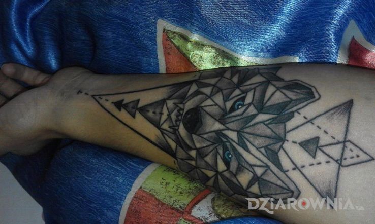 Tatuaż  przedramię geometryczny - zwierzęta