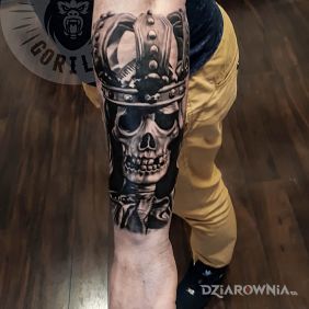 Czaszka w koronie