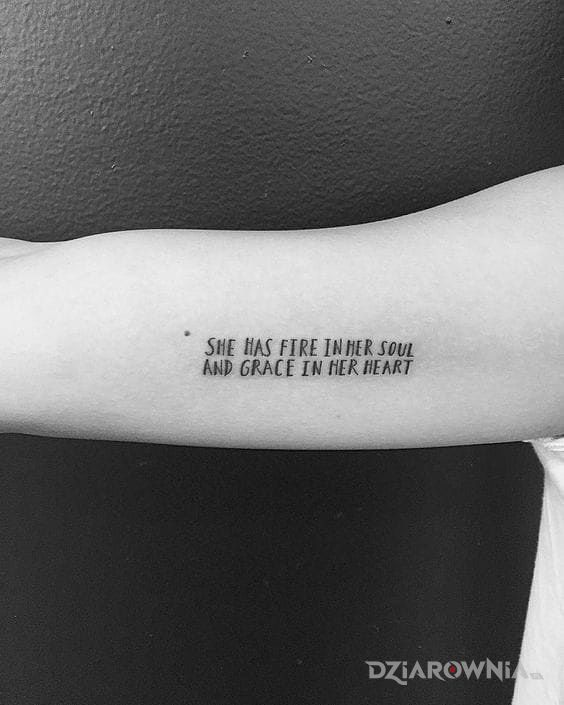 Tatuaż ona ma to cos - napisy