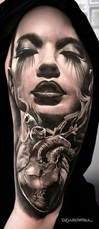 Tatuaż kobiece serce - realistyczne