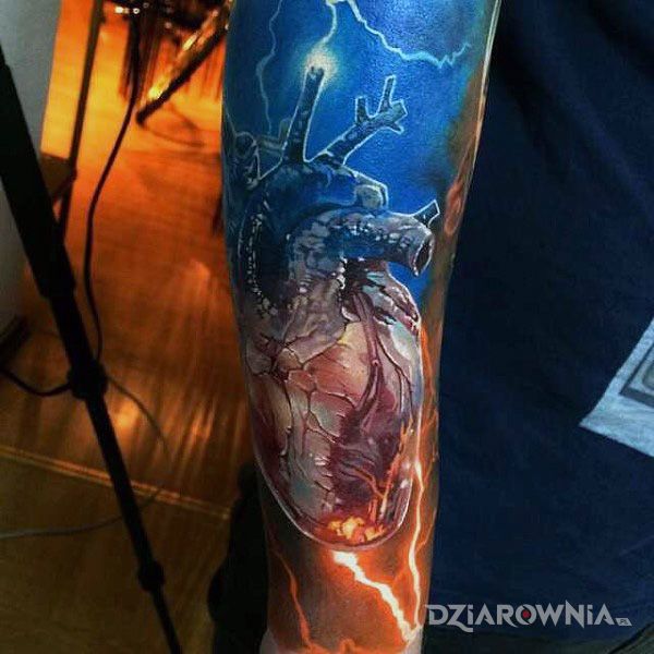 Tatuaż elektryczne serce - anatomiczne