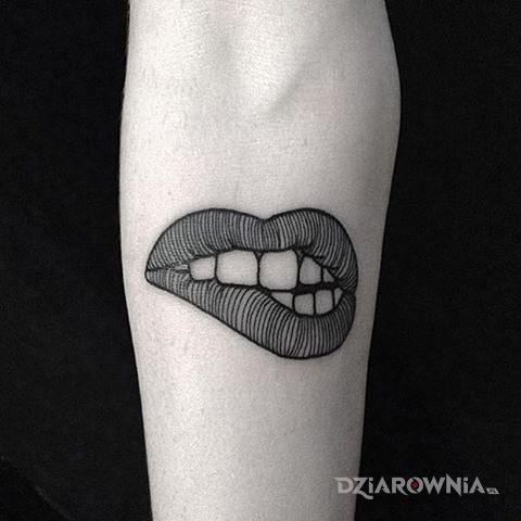 Tatuaż przegryzione usta - pozostałe