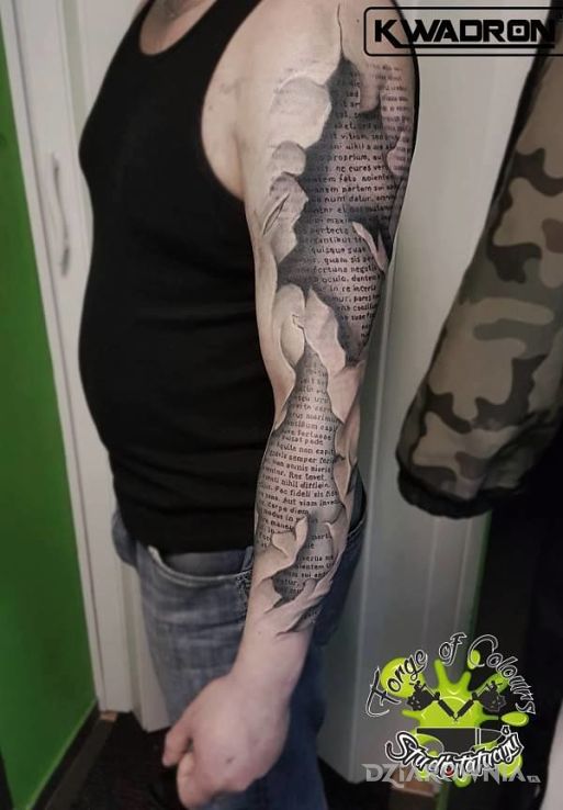Tatuaż księga - napisy