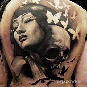 Dziewczyna z czaszką