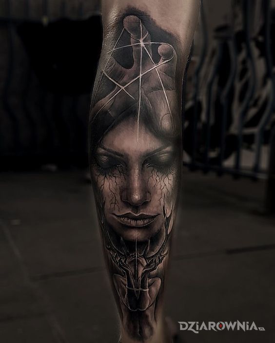 Tatuaż oczy zamknięte - realistyczne