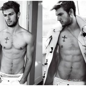 Alex Pettyfer Krzyż