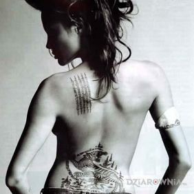 Angelina Jolie - Tatuaże na plecach