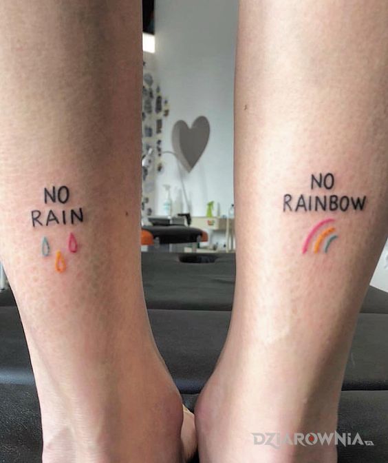 Tatuaż tęcza - napisy