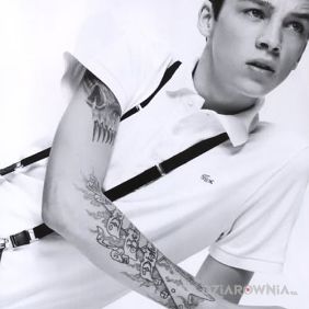 Ash Stymest - tatuaż na przedramieniu