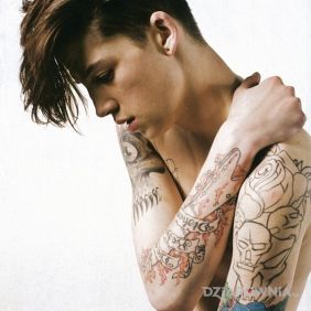 Ash Stymest - tatuaż na obu rękach