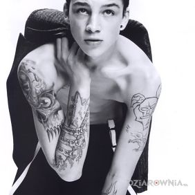 Ash Stymest bez koszulki - tatuaże