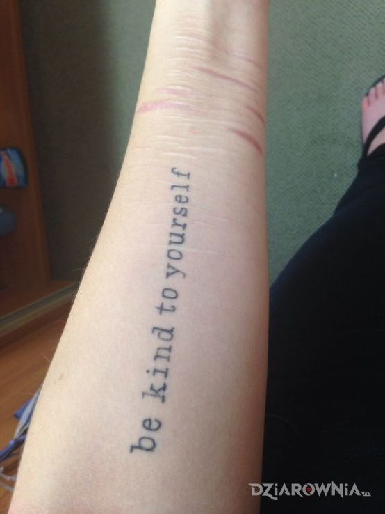 Tatuaż bądź miły - napisy