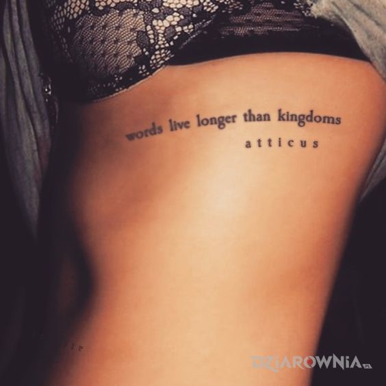 Tatuaż słowo przeciwko królestwu - seksowne