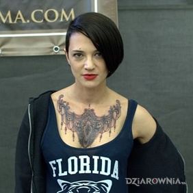 Asia Argento - Tatuaż na klatce piersiowej