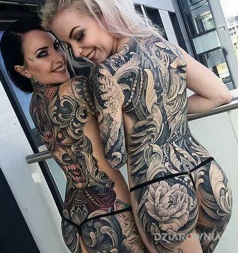 Tatuaż dziary wszędzie - kwiaty