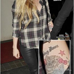 Avril Lavigne - tatuaż czaszka